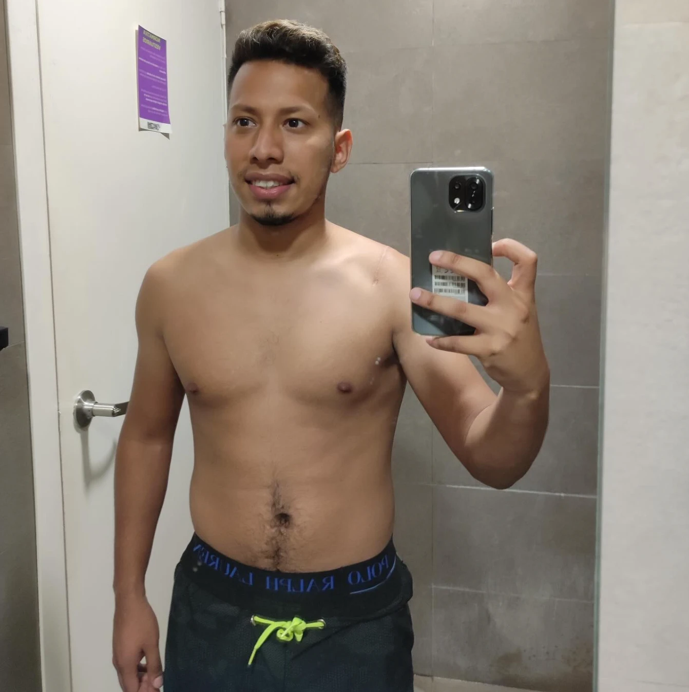 Angel antes de su transformación física, sin camiseta